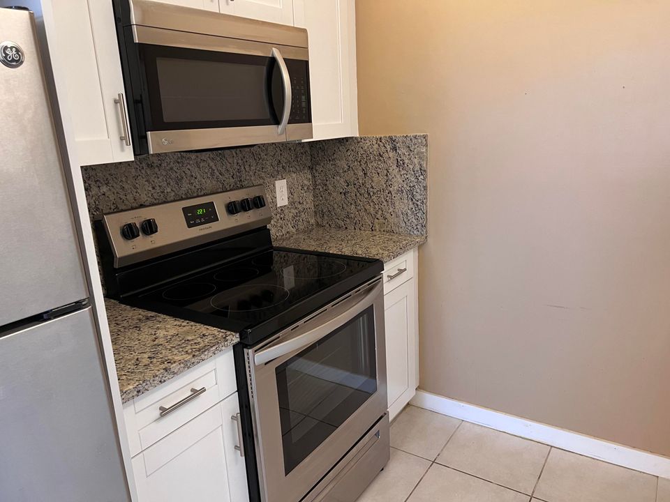 For Sale: $167,900 (2 beds, 1 baths, 860 Square Feet)