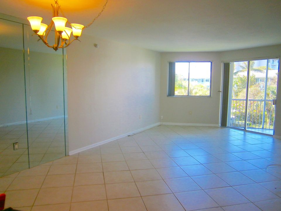 For Rent: $2,650 (2 beds, 2 baths, 905 Square Feet)