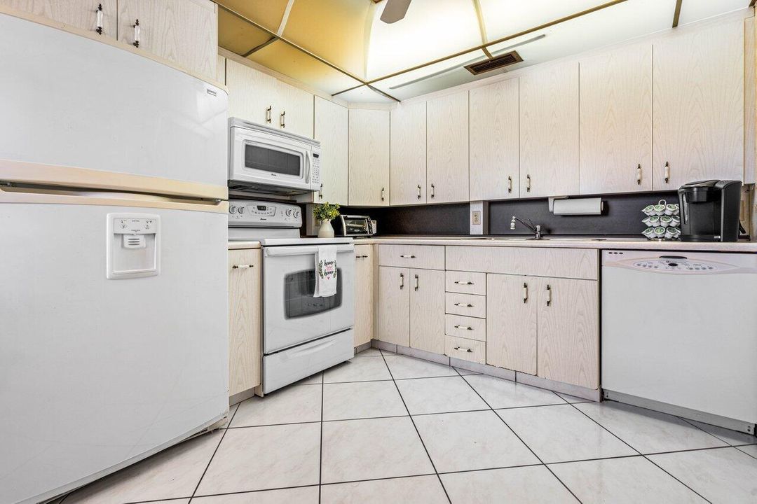 For Sale: $175,000 (2 beds, 2 baths, 1008 Square Feet)