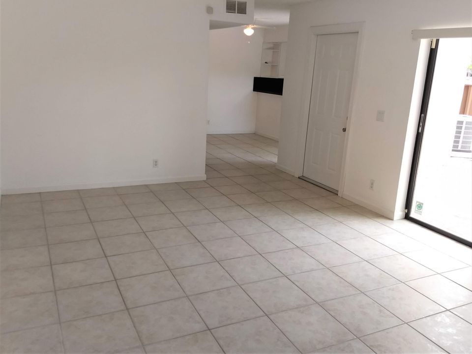 Active With Contract: $2,475 (2 beds, 2 baths, 1302 Square Feet)