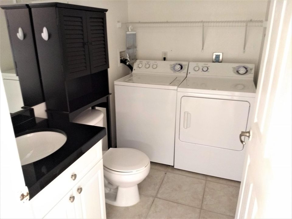 Active With Contract: $2,475 (2 beds, 2 baths, 1302 Square Feet)