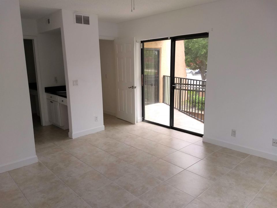 Active With Contract: $2,475 (2 beds, 2 baths, 1302 Square Feet)