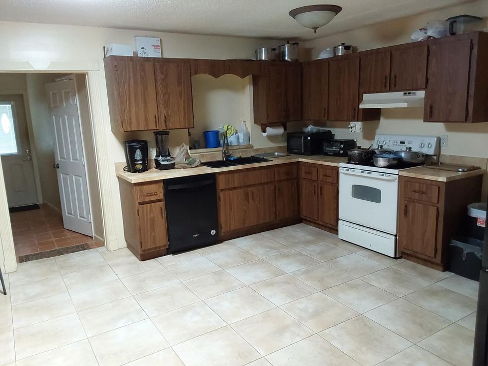 For Sale: $490,000 (5 beds, 2 baths, 2264 Square Feet)