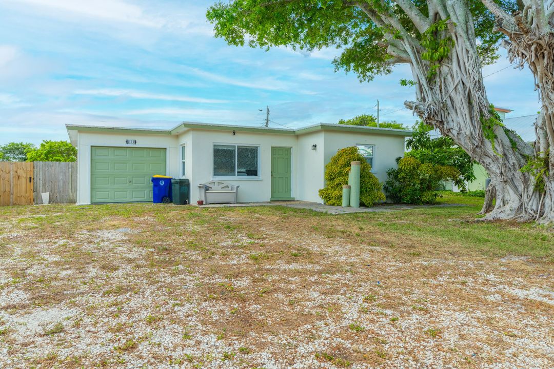 Active With Contract: $270,000 (3 beds, 1 baths, 923 Square Feet)