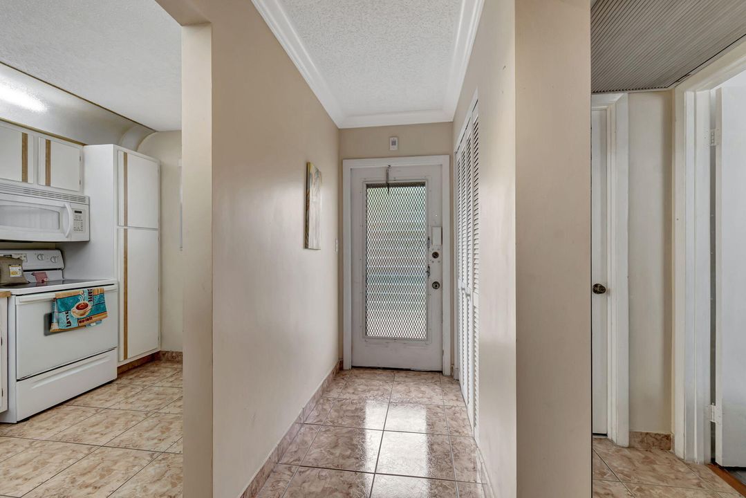 For Sale: $200,000 (2 beds, 2 baths, 952 Square Feet)