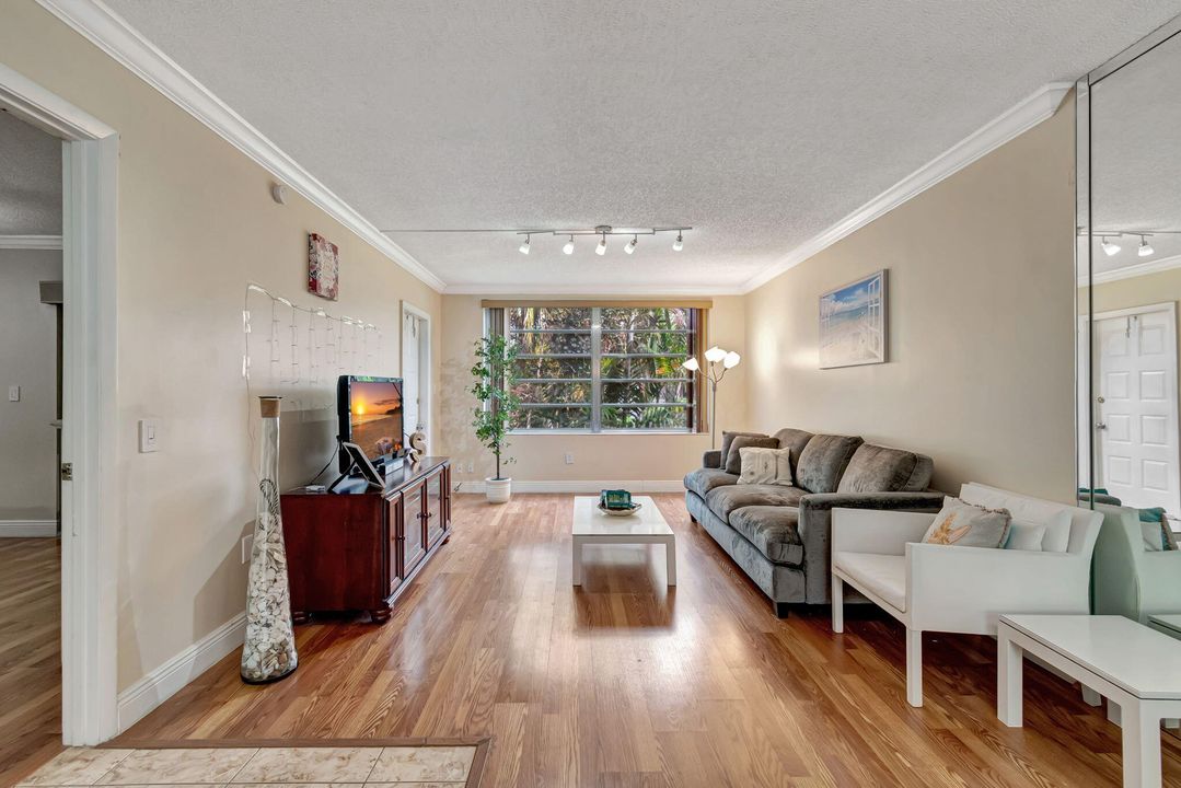 For Sale: $200,000 (2 beds, 2 baths, 952 Square Feet)