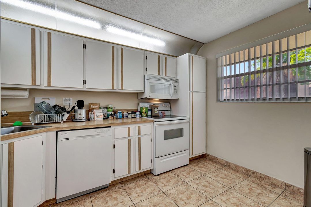 For Sale: $200,000 (2 beds, 2 baths, 952 Square Feet)