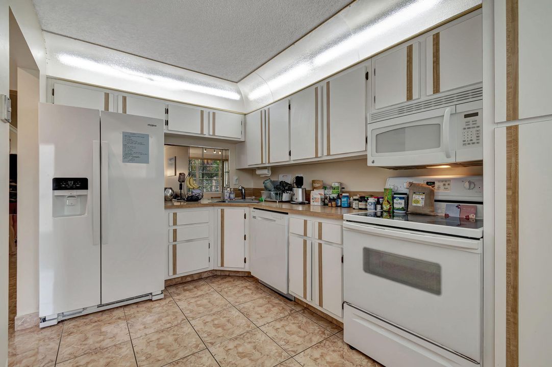 For Sale: $200,000 (2 beds, 2 baths, 952 Square Feet)
