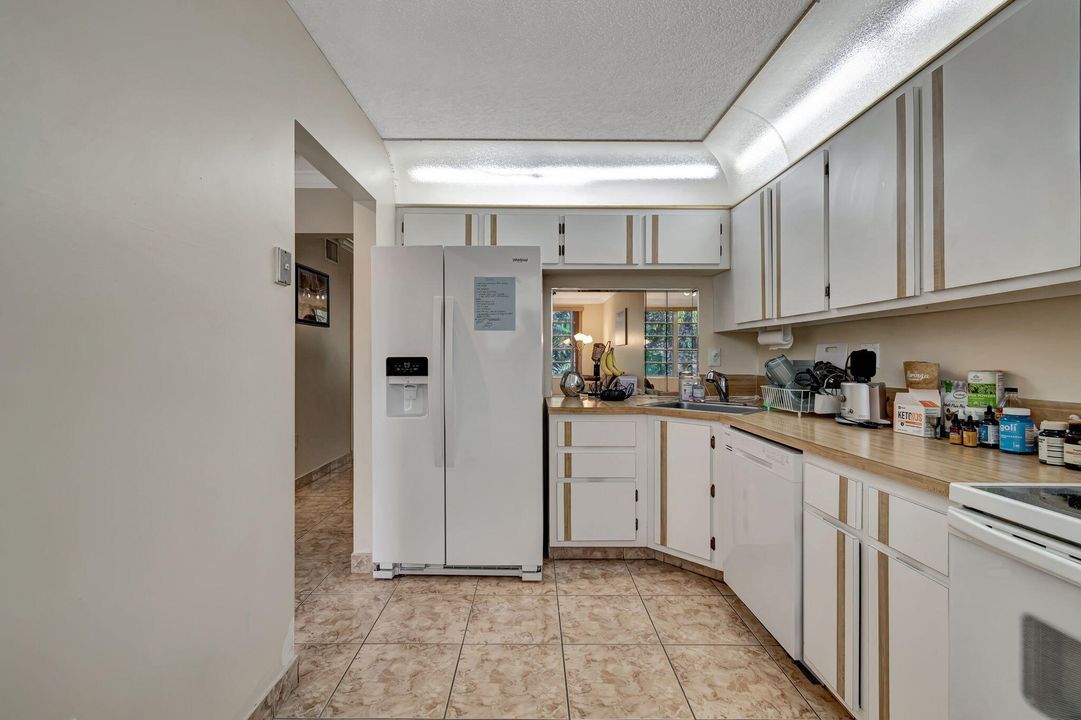 For Sale: $200,000 (2 beds, 2 baths, 952 Square Feet)