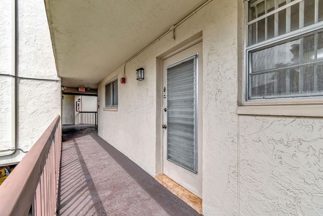 For Sale: $200,000 (2 beds, 2 baths, 952 Square Feet)