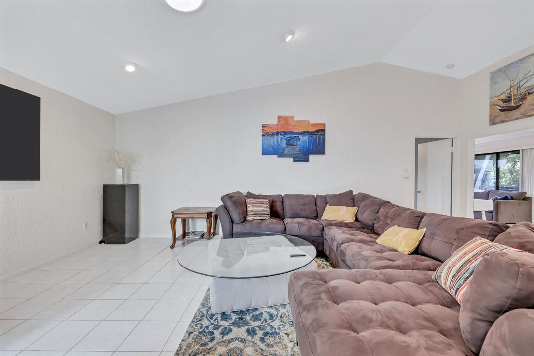 For Sale: $425,000 (2 beds, 2 baths, 1466 Square Feet)