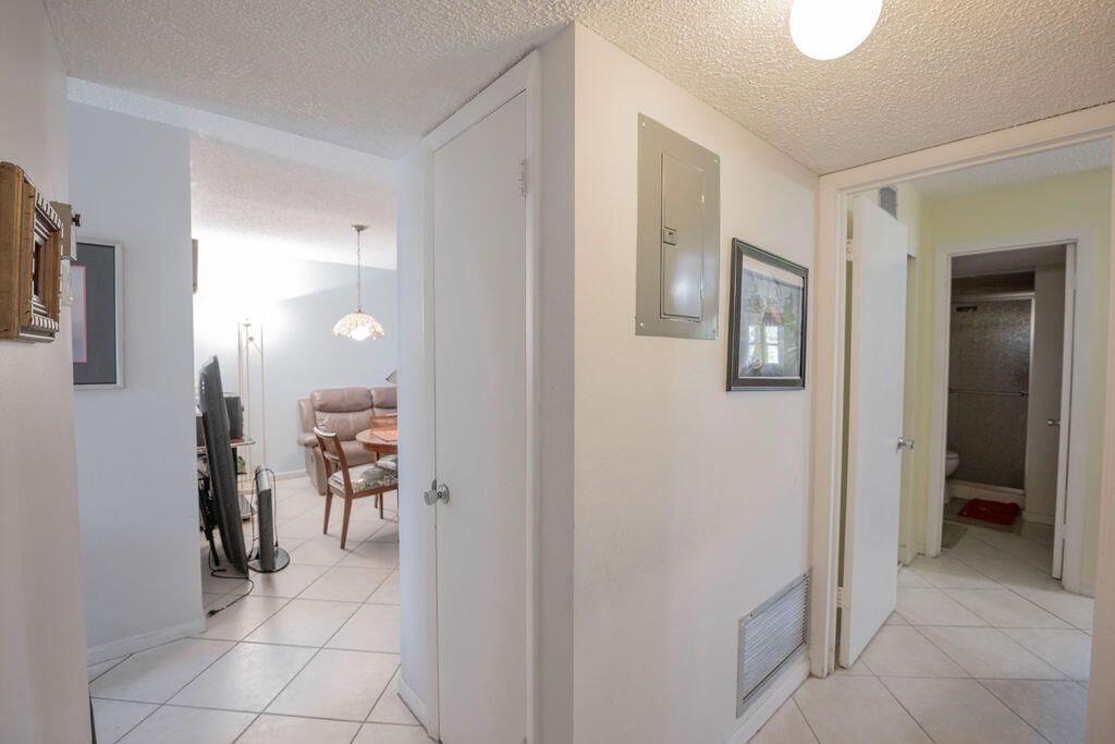 For Sale: $125,000 (2 beds, 2 baths, 982 Square Feet)