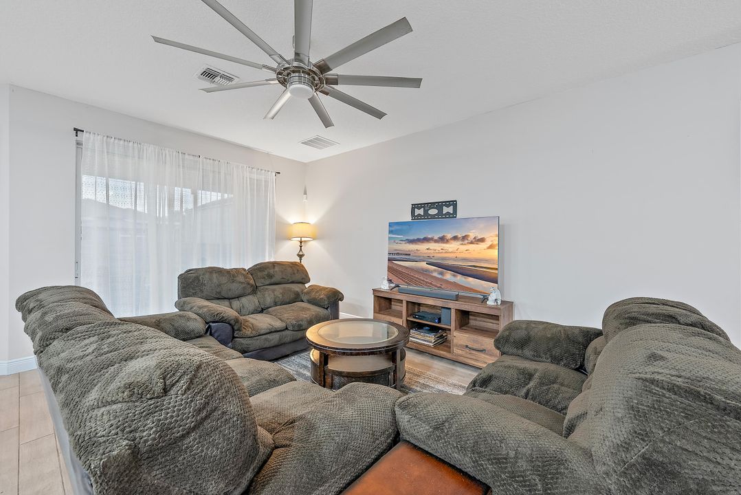 For Sale: $489,900 (3 beds, 2 baths, 2076 Square Feet)