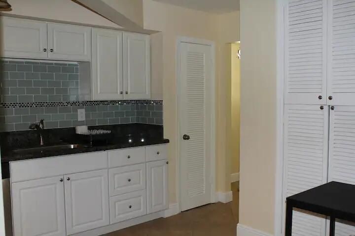 For Rent: $2,350 (1 beds, 1 baths, 700 Square Feet)