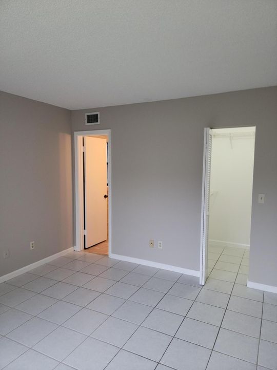 Active With Contract: $225,000 (2 beds, 2 baths, 892 Square Feet)