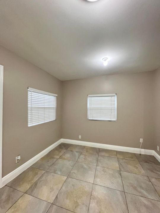 Active With Contract: $1,450 (1 beds, 1 baths, 700 Square Feet)