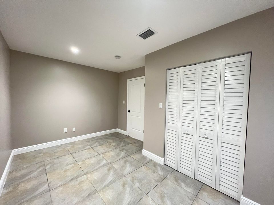 Active With Contract: $1,450 (1 beds, 1 baths, 700 Square Feet)