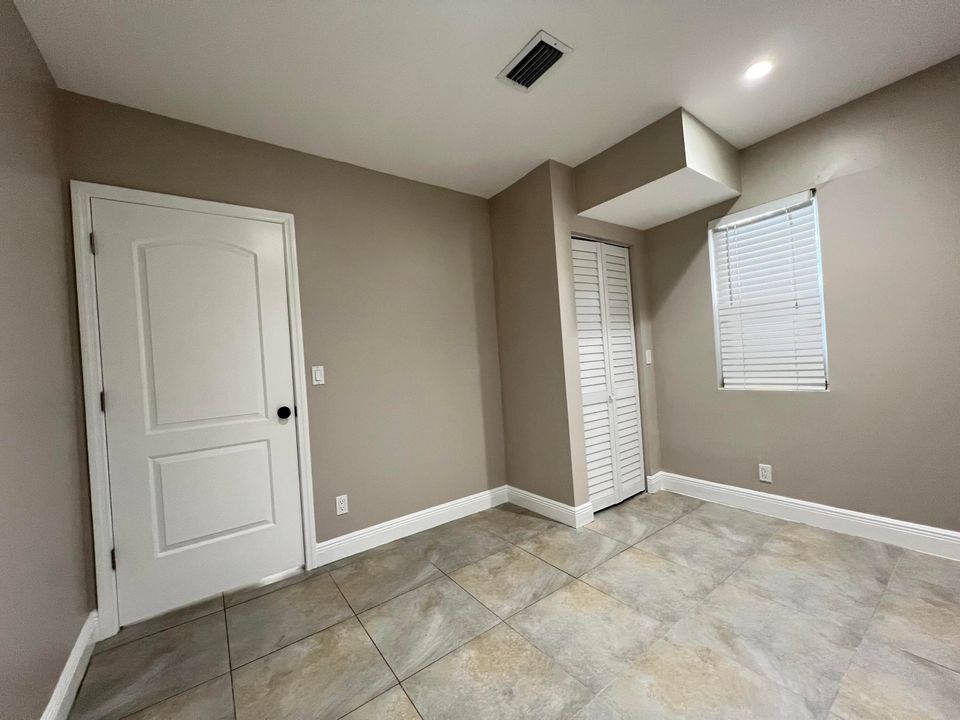 Active With Contract: $1,450 (1 beds, 1 baths, 700 Square Feet)