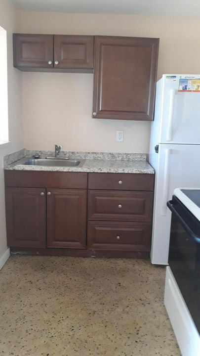 Active With Contract: $1,500 (1 beds, 1 baths, 600 Square Feet)