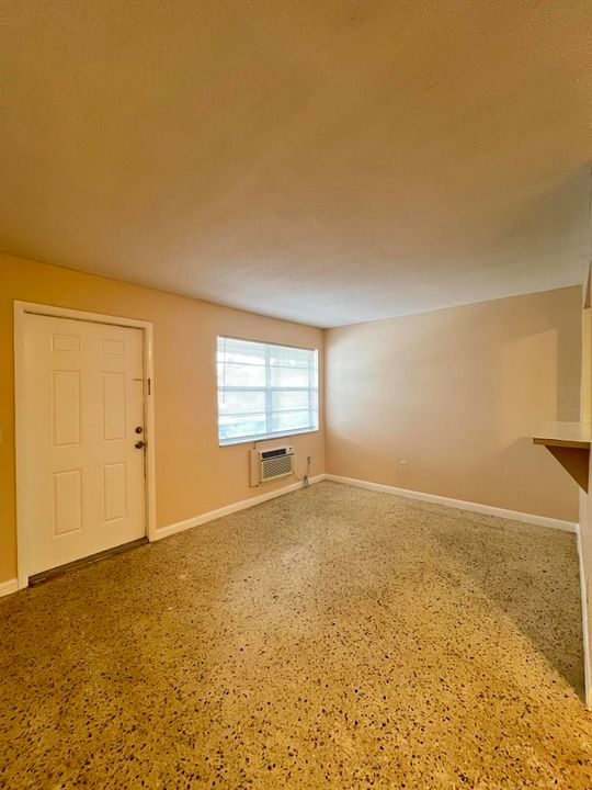 Active With Contract: $1,500 (1 beds, 1 baths, 600 Square Feet)