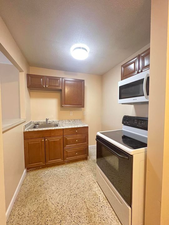 Active With Contract: $1,500 (1 beds, 1 baths, 600 Square Feet)