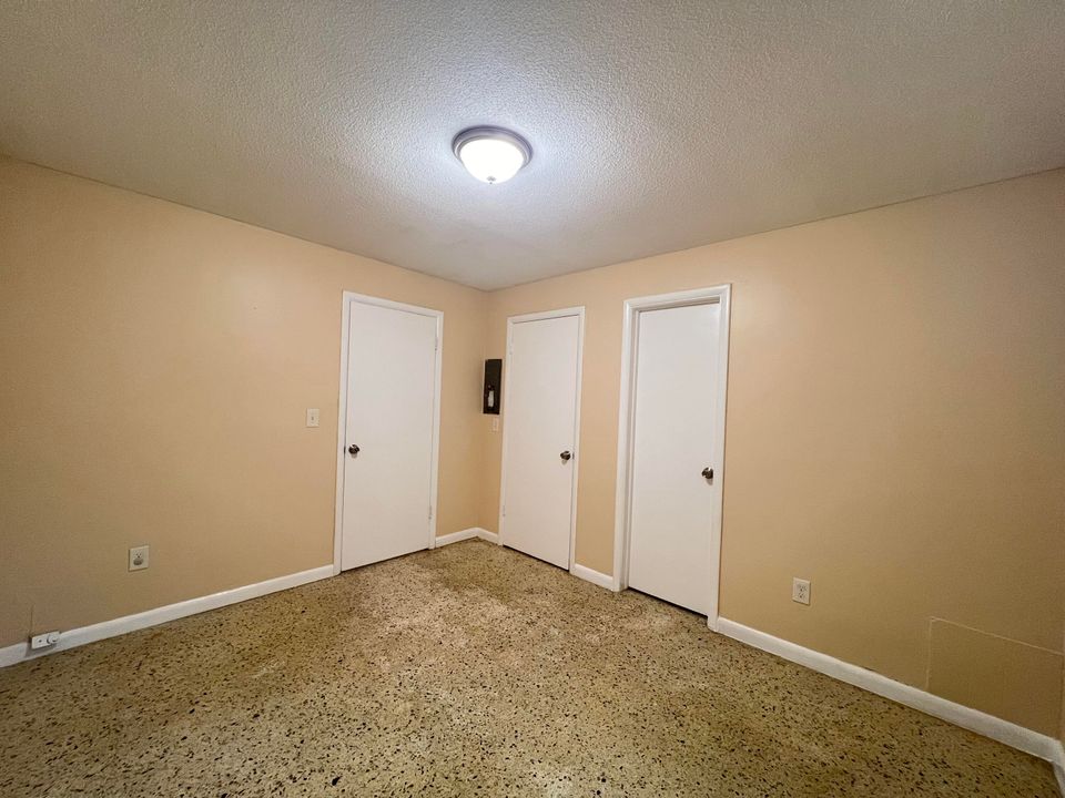 Active With Contract: $1,500 (1 beds, 1 baths, 600 Square Feet)