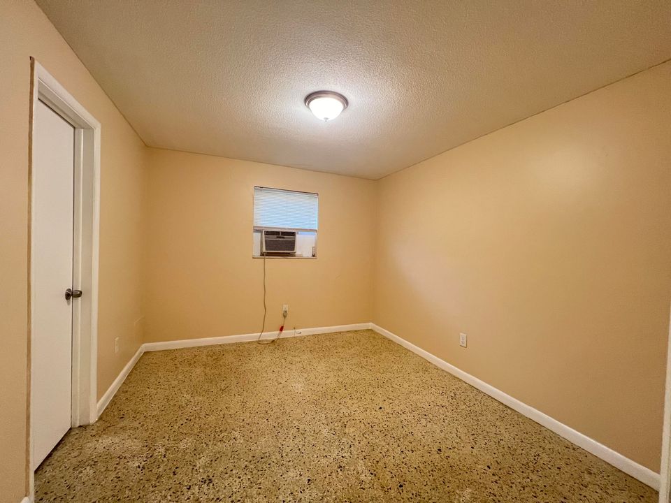 Active With Contract: $1,500 (1 beds, 1 baths, 600 Square Feet)