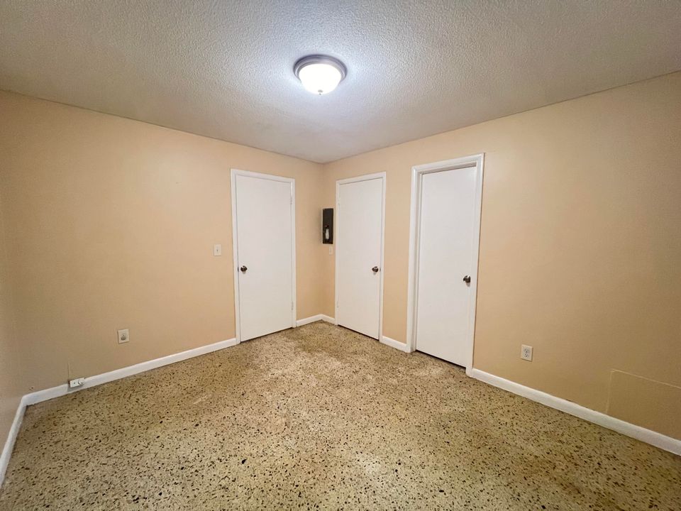 Active With Contract: $1,500 (1 beds, 1 baths, 600 Square Feet)