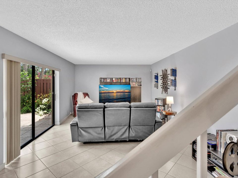 For Sale: $355,000 (2 beds, 2 baths, 1288 Square Feet)