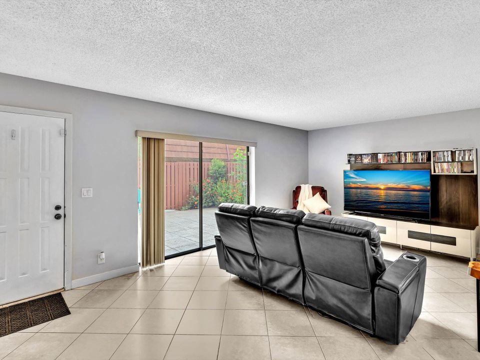 For Sale: $355,000 (2 beds, 2 baths, 1288 Square Feet)
