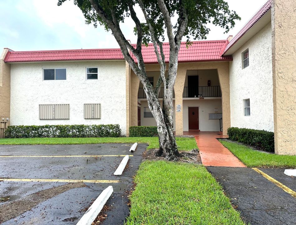 Active With Contract: $129,900 (1 beds, 1 baths, 704 Square Feet)