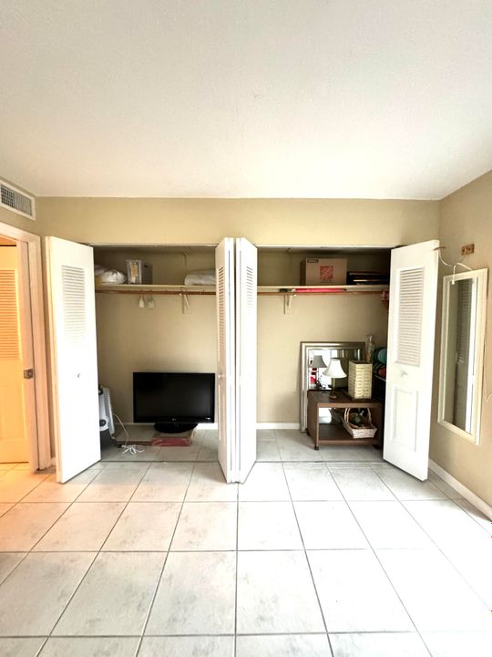 For Sale: $120,000 (1 beds, 1 baths, 684 Square Feet)