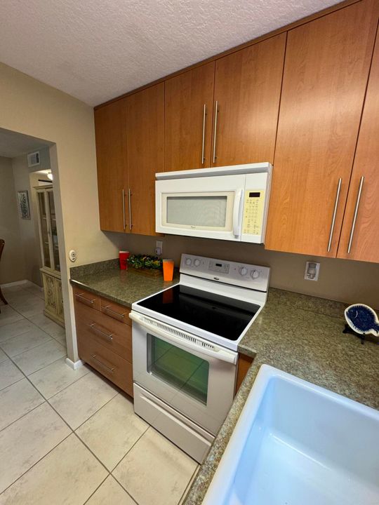 For Sale: $120,000 (1 beds, 1 baths, 684 Square Feet)