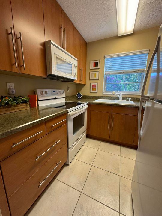 For Sale: $120,000 (1 beds, 1 baths, 684 Square Feet)