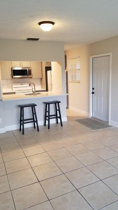 For Sale: $209,900 (2 beds, 2 baths, 967 Square Feet)
