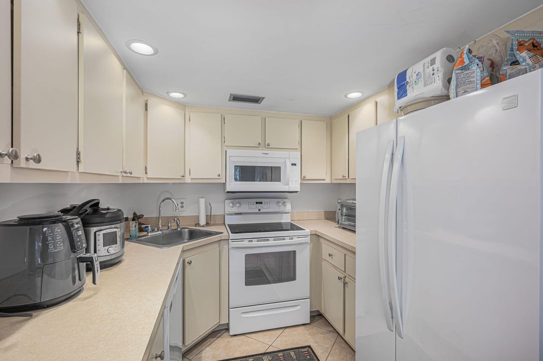 For Sale: $279,000 (2 beds, 1 baths, 936 Square Feet)