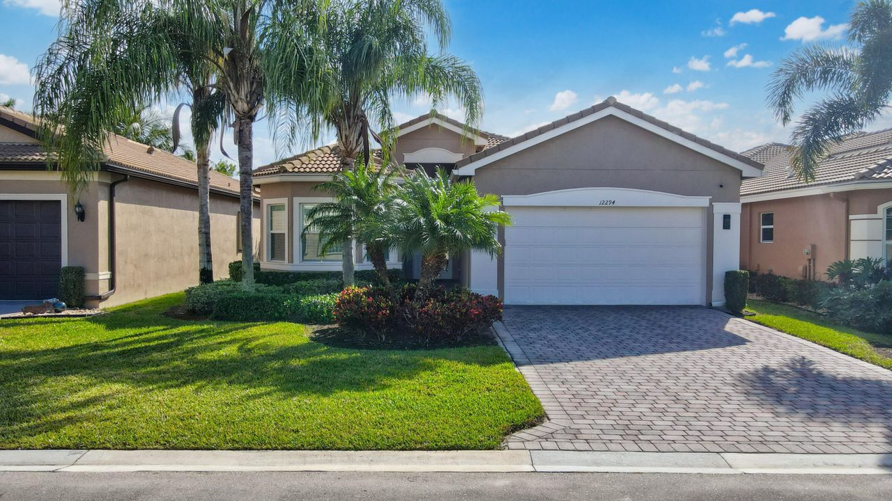 For Sale: $929,000 (3 beds, 3 baths, 2309 Square Feet)