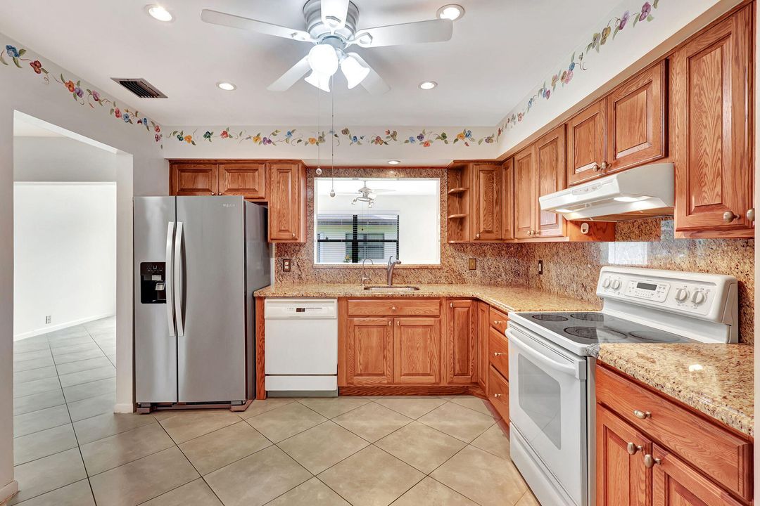 For Sale: $325,000 (2 beds, 2 baths, 1611 Square Feet)