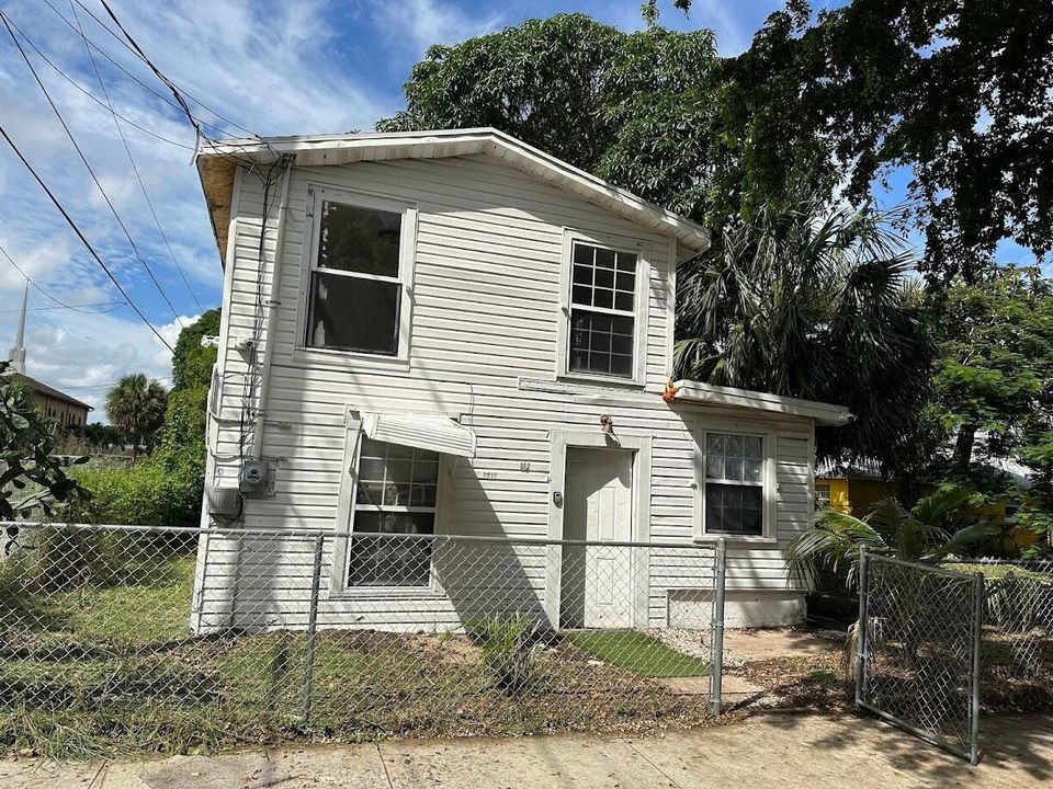 For Sale: $275,000 (3 beds, 1 baths, 1080 Square Feet)