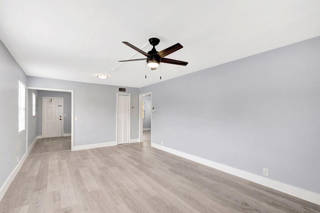 For Sale: $349,900 (2 beds, 1 baths, 940 Square Feet)