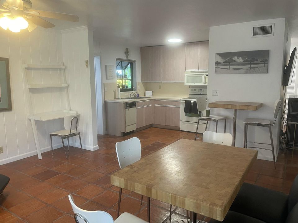 For Rent: $3,750 (2 beds, 1 baths, 970 Square Feet)