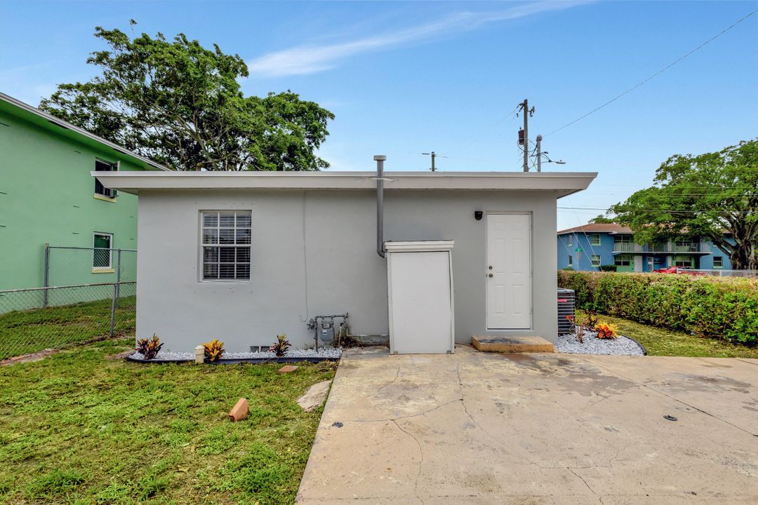 For Sale: $349,900 (2 beds, 1 baths, 940 Square Feet)