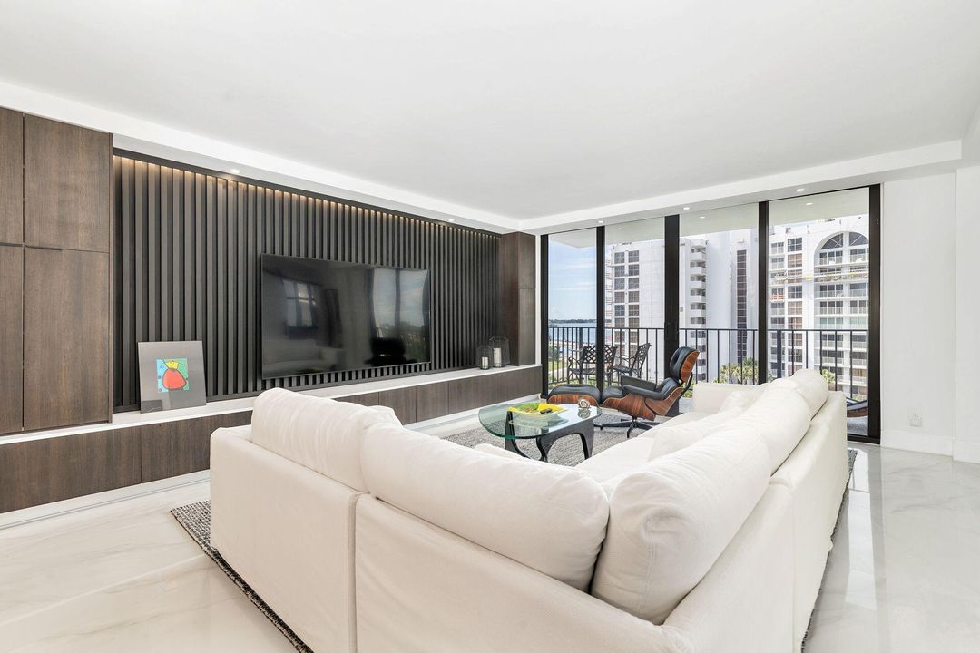 For Sale: $500,000 (1 beds, 2 baths, 966 Square Feet)