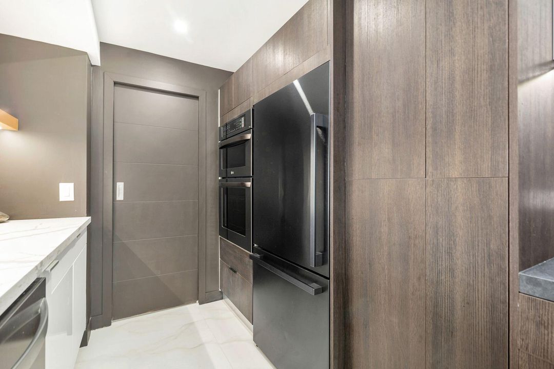 For Sale: $500,000 (1 beds, 2 baths, 966 Square Feet)