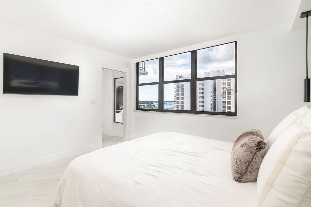 For Sale: $500,000 (1 beds, 2 baths, 966 Square Feet)