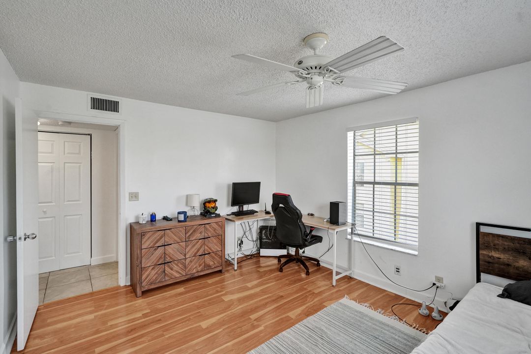 For Sale: $290,000 (2 beds, 2 baths, 981 Square Feet)