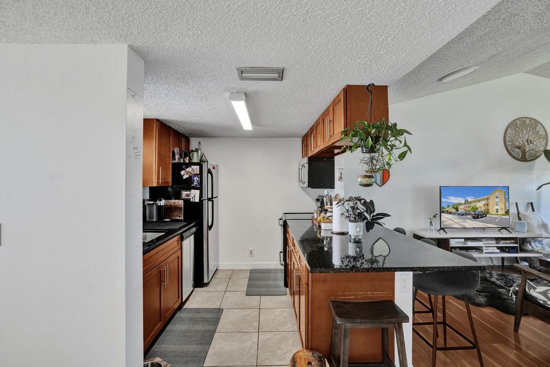 For Sale: $290,000 (2 beds, 2 baths, 981 Square Feet)