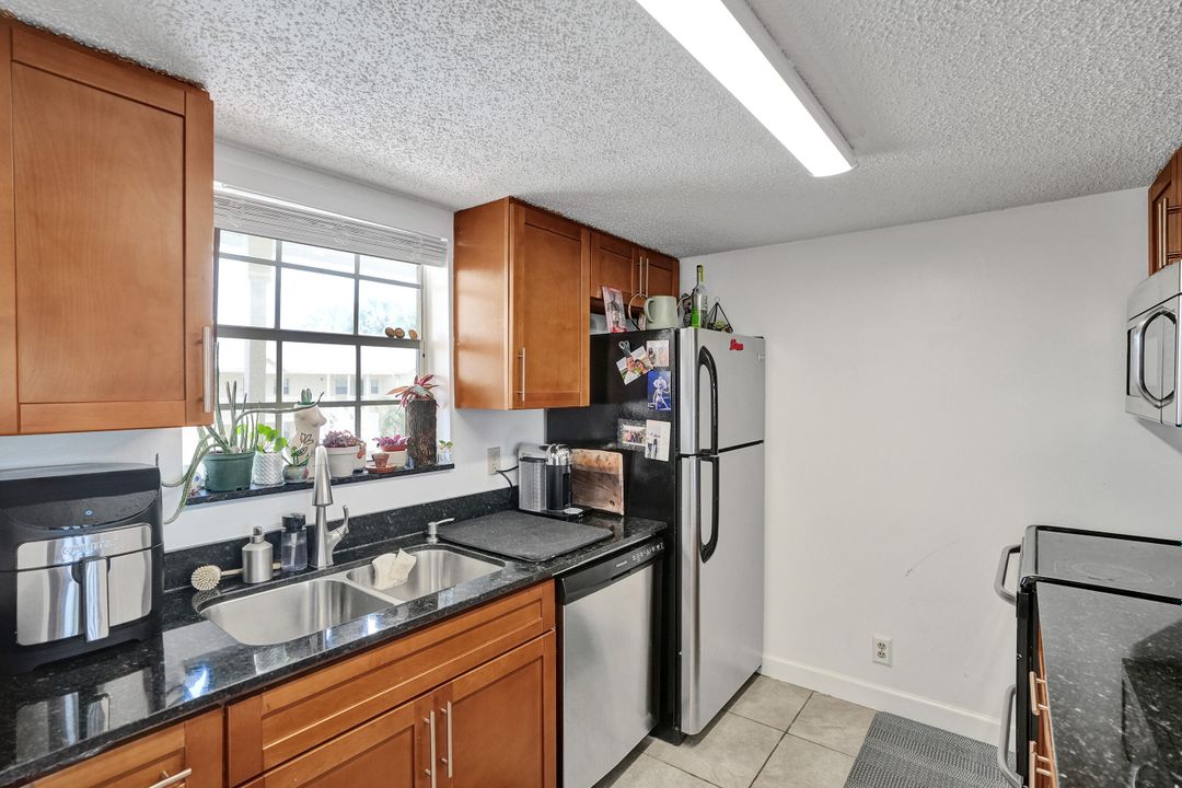 For Sale: $290,000 (2 beds, 2 baths, 981 Square Feet)