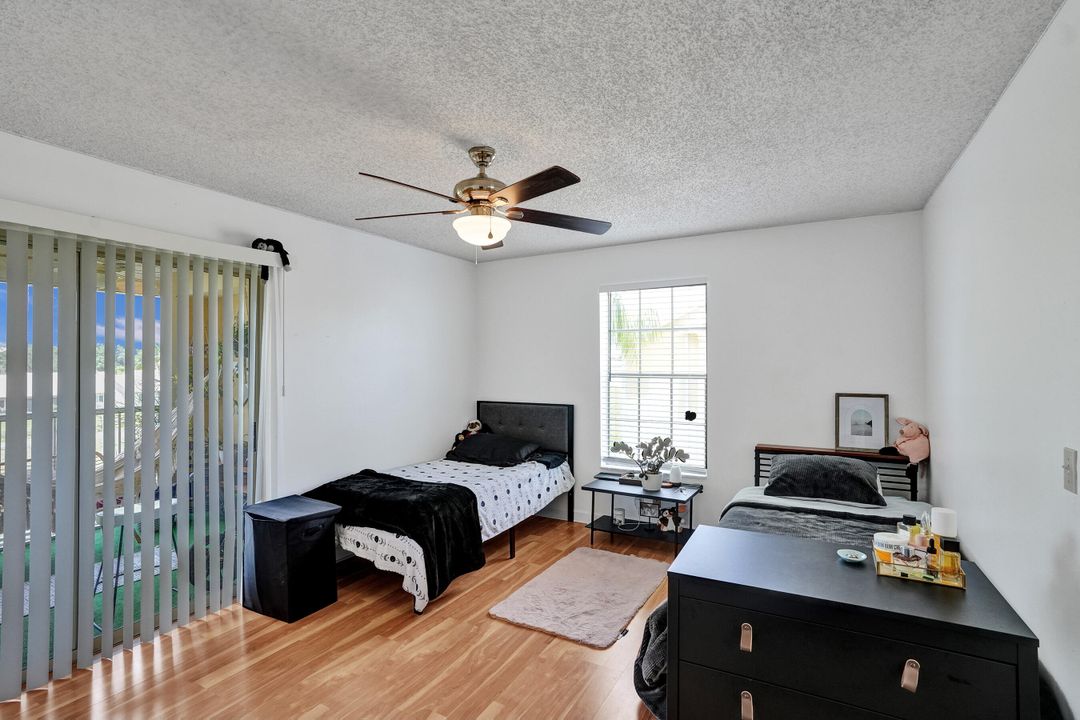 For Sale: $290,000 (2 beds, 2 baths, 981 Square Feet)