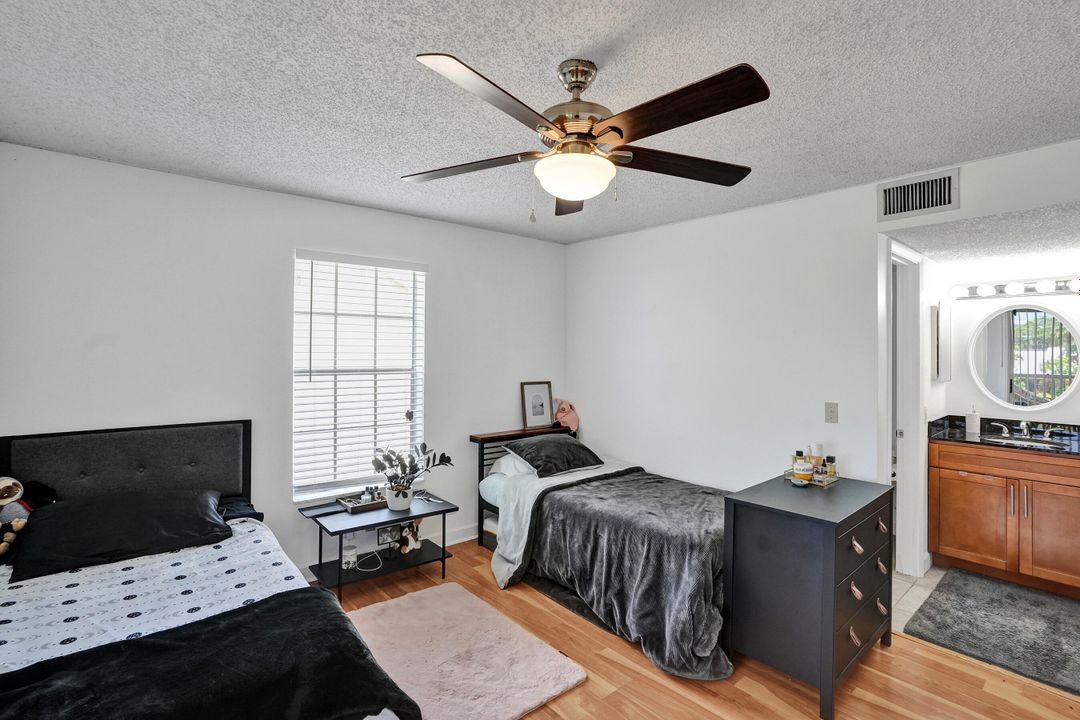 For Sale: $290,000 (2 beds, 2 baths, 981 Square Feet)